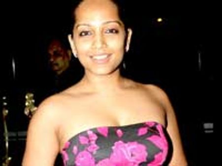 மேக்னா நாயுடு கர்ப்பம்?- இ-மெயிலால் பரபரப்பு!