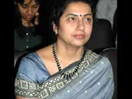 ராவணன் திருட்டு விசிடி... கமிஷனரிடம் சுஹாஸினி புகார்!