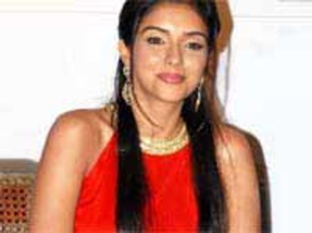 இலங்கையில் ஷூட்டிங்-ஆசின் மீது நடவடிக்கை-ராதாரவி தகவல்