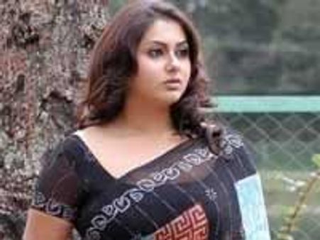 நான் நலமாக இருக்கிறேன்-தற்கொலை வதந்திக்கு நமீதா மறுப்பு