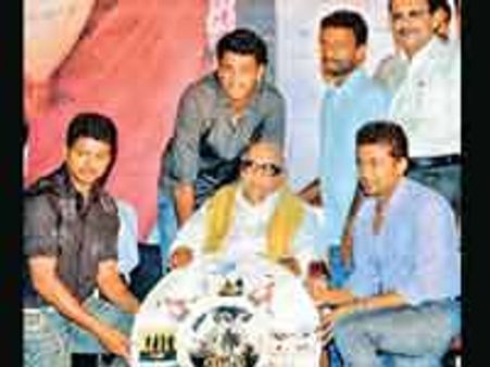 விஜய், சூர்யா போல புகழ் பெற வேண்டும்-பேரனுக்கு கருணாநிதி வாழ்த்து