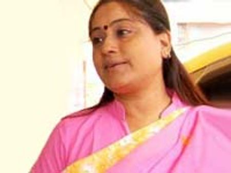 நடுரோட்டில் என் புடவையை கிழித்தனர்-போலீஸ் மீது விஜயசாந்தி புகார்