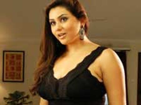 நமீதாவுக்கு ஆறுதல் தந்த சிம்ஹா