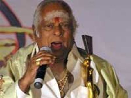 83வது பிறந்த நாள்-கருணாநிதியிடம் ஆசி பெற்றார் எம்.எஸ்.வி