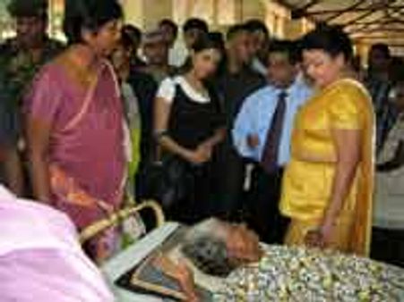 ராஜபக்சே மனைவியுடன் வவுனியா மருத்துவமனையைப் பார்வையிட்ட அசின்!