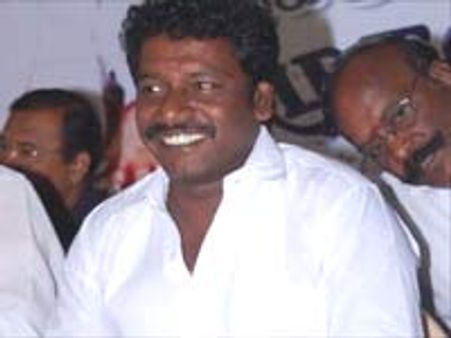 இலங்கை போகக் கூடாது என நாம் தமிழர் அமைப்பு மிரட்டுகிறது-கருணாஸ் புகார்