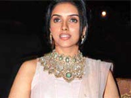 இலங்கை போன ஆசினுக்கு ராதாரவி, சத்யராஜ் மட்டும் கண்டனம்