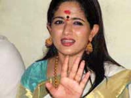 கொடுமைபடுத்தியதாக கணவன் மீது காவ்யா மாதவன் புகார்