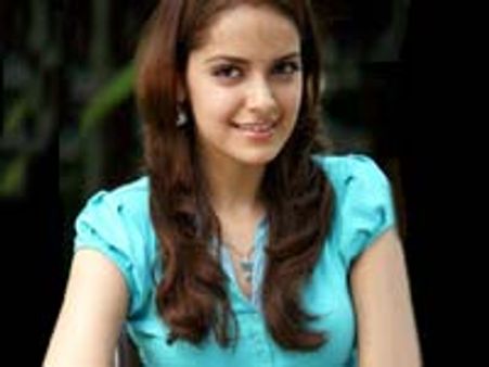 எனக்கு கூச்சம் ஜாஸ்தி என்கிறார் கனிமொழி படத்தின் நாயகி சஷான் பதம்சீ.