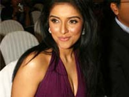 ஆசின் படங்களை மலேசியாவில் திரையிடக் கூடாது-பினாங்கு தமிழ் இளைஞர் அமைப்பு