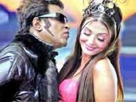 எந்திரன் பட இசை வெளியீட்டு விழாவில் பங்கேற்பதற்காக தனது குடும்பத்துடன் ரஜினிகாந்த் மலேசியா