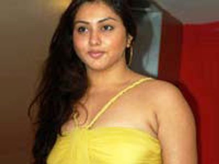 வில்லியாக நடிப்பதால் ரசிகர்கள் யாரும் என்னை வெறுத்திடாதீங்க: நமீதா