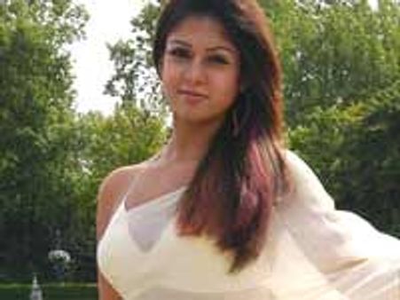 பணக் கஷ்டத்தால் விளம்பரங்களில் நடிக்கிறாரா நயனதாரா?