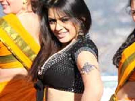 மோத்வானியின் வேகம்-நாயகிகள் சோகம்!