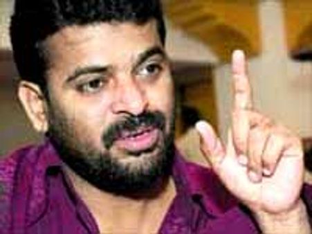 ராஜபக்சேவுக்காக ஆள்பிடிக்கும் அசின்! - காய்ச்சி எடுக்கும் அமீர்