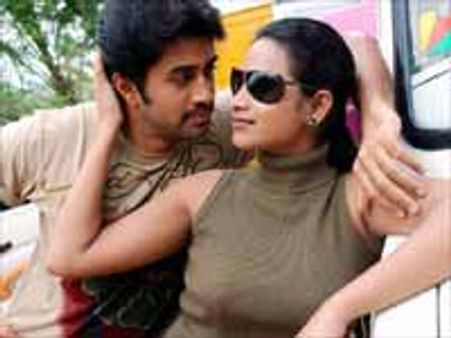 ஒரு பாட்டை 24 பேர் சேர்ந்து 24 மொழிகளில் பாடி புதிய சாதனை படைத்துள்ளனர்.