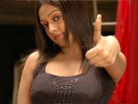 தன்ஷிகா நடிப்பதாக இருந்த படத்தை அதிரடியாக தட்டிப் பறித்துள்ளார் ஷீலா.