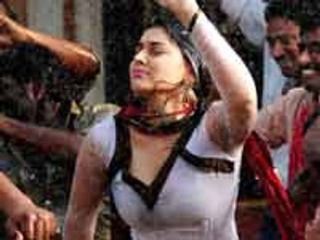 ரசிகர்களிடம் 'கசங்கிய' ஹன்சிகா!