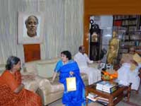 சௌந்தர்யா திருமணம்: முதல்வருக்கு நேரில் அழைப்பு வைத்த ரஜினி