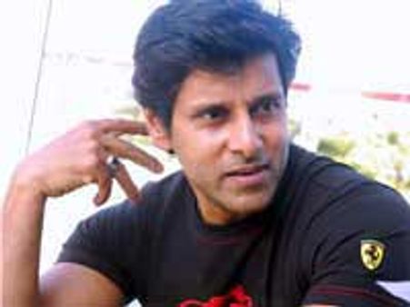 விலகினார் விக்ரம்... விசனப்படாத சசிகுமார்!