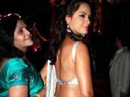 ஒரு நாளைக்கு 2 மணி நேரம் தமிழ் கற்கும் நீத்து!