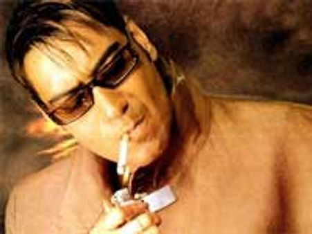 பொது இடத்தில் புகை பிடித்த அஜய் தேவ்கனுக்கு அபராதம்