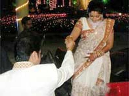 காவ்யா மாதவன், குடும்பத்தினரை தொந்தரவு செய்யக் கூடாது-கணவர் வீட்டாருக்கு உத்தரவு