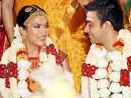 வைதீக முறைப்படி செளந்தர்யா கல்யாணம்-பிரபலங்கள் திரண்டு வந்து வாழ்த்து