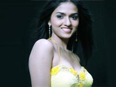 கதிர்வேல் படத்தில் முழு நீள கவர்ச்சியில் முக்குளித்துள்ளாராம் சுனேனா.