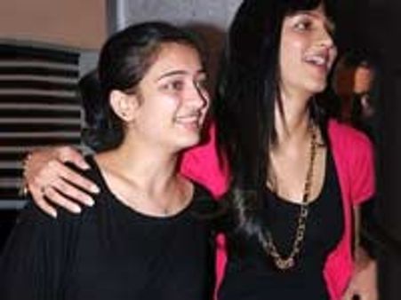 சரிகா படத்தில் உதவி இயக்குநரான அக்ஷரா