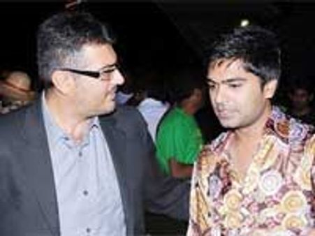 'அண்ணனின்' அழைப்பு-குஷியில் 'தம்பி' சிம்பு!