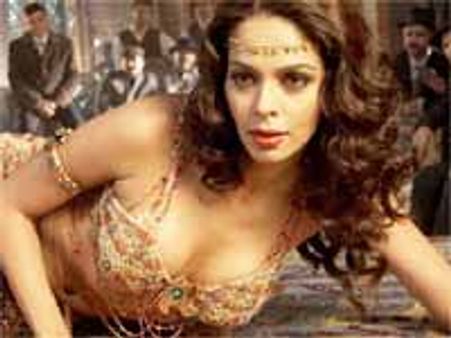 தன் மீதான வழக்குகளை தள்ளுபடி செய்ய மல்லிகா ஷெராவத் கோரிக்கை