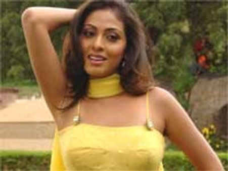 மாதவனுடன் காதலா?-சதா டென்ஷன்!