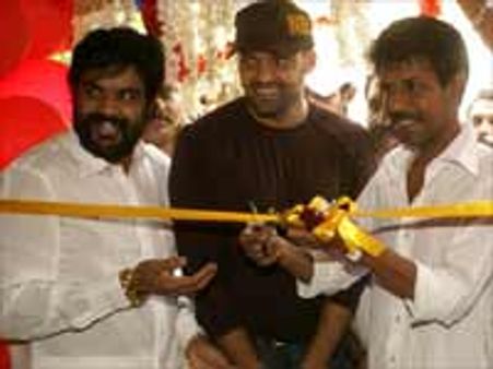 வாங்க சாப்பிடலாம் ஹோட்டலைத் திறந்து வைத்த பாலா!