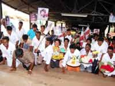 எந்திரன் வெற்றி பெற 1305 படிகளை முட்டிபோட்டு ஏறிய சோளிங்கர் ரசிகர்கள்!