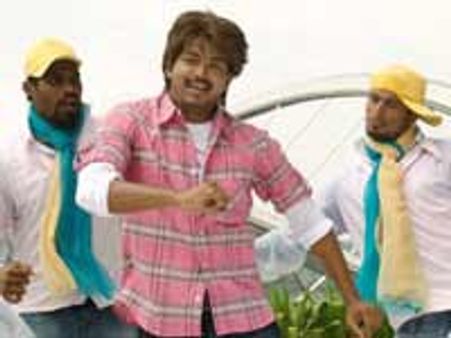 'ஒரு பாட்டு முழுக்க கலர் முடி..' - கெட்டப்பை மாத்திட்டாராம் விஜய்!!