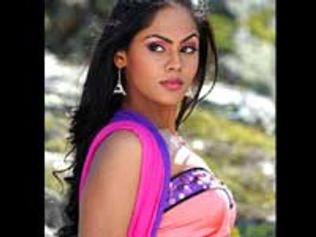 பனி மழையில் சிக்கிய ஜீவா, கார்த்திகா!