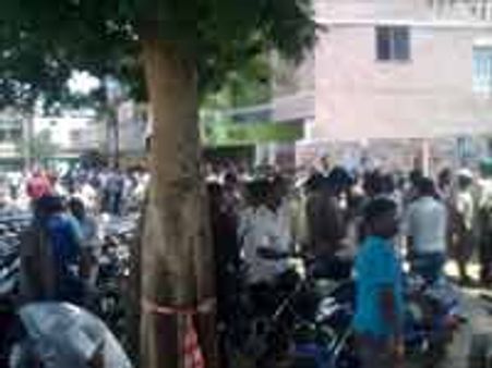 அலைமோதிய ரசிகர் கூட்டம்.... எந்திரன் முன்பதிவு தொடங்கியது!