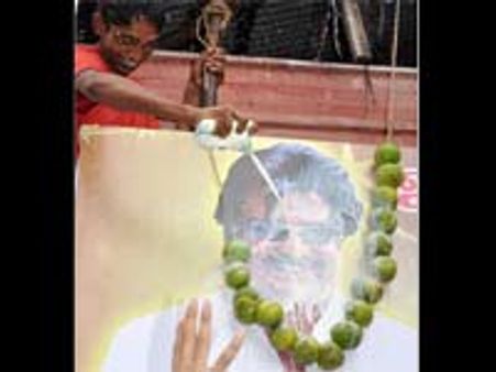 ரஜினி பேனருக்கு பாலூற்றி அஜீத் ரசிகர்கள் கொண்டாட்டம்