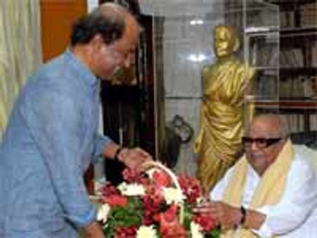 'எந்திரன் படத்தில் மிரட்டிட்டீங்க ரஜினி' என்று பாராட்டினார் முதல்வர் கருணாநிதி.