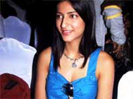 துருக்கியில் துள்ளாட்டம் போட்ட ஸ்ருதி!