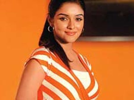 அசினுக்கு கறுப்புக் கொடி... 4 பேர் கைது!