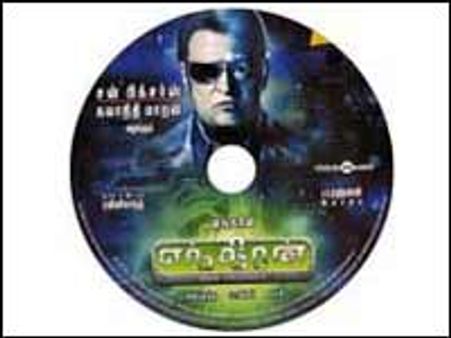 எந்திரன் பட திருட்டு டிவிடி... விற்றவருக்கு ரசிகர்கள் அடி-உதை!