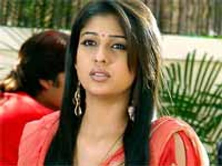 நயன்தாரா படங்களைக் கொளுத்தி பெண்கள் போராட்டம்!