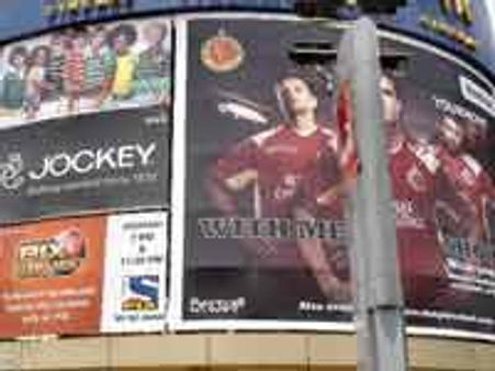 பெங்களூர்-எந்திரன் ஓடும் தியேட்டர்களில் 'ஓவர்' வசூல்-அதிகாரிகள் அதிரடி ரெய்ட்!