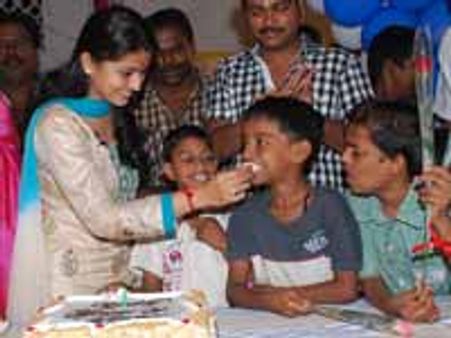 மனவளம் குறைந்த குழந்தைகளுடன் சினேகா 'பர்த்டே'!