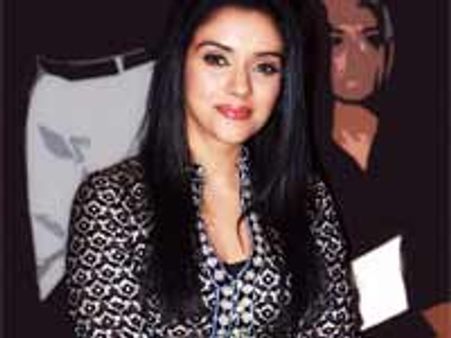 ஆசின் நடத்திய முகாமில் பங்கேற்ற 10 தமிழருக்கு பார்வை போனது!!