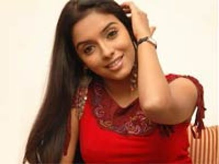 'ஆளை விடுங்க...' - மும்பை கிளம்பிய அசின்!