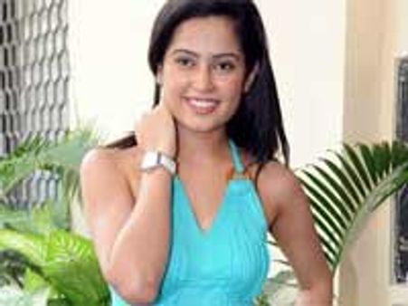 அச்சமின்றி படத்தில் திஷா பாண்டே!