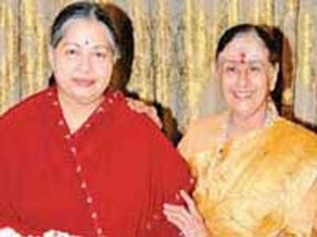 ஏழுமலையானுக்கு ரூ 15 கோடி மதிப்புள்ள நிலம் வழங்கிய காஞ்சனா!